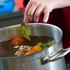 Fantastičan trik za odmašćivanje premasne juhe ili umaka
