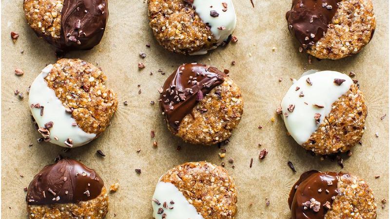 Zdravi kola&ccaron;i&cacute;i od badema s &ccaron;okoladom koji se ne peku