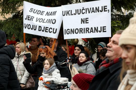 Zagreb: Prosvjed na Markovom trgu Udruge obitelji djece s teškoćama u razvoju "Sjena"