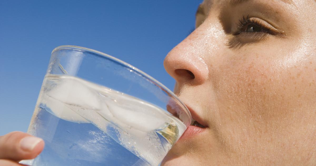 koliko vode piješ dnevno? 10 znakova da ne piješ dovoljno vode i da ti prijeti dehidracija
