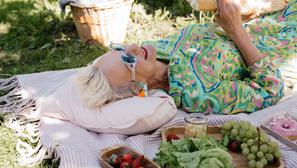 Starija žena zdrava hrana sunce kosti