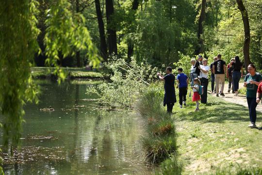 Zagreb: Brojni građani iskoristili sunčanu nedjelju za šetnju Maksimirom