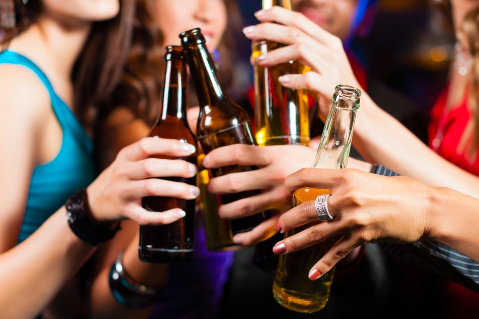 Oni koji konzumiraju veće količine alkohola imaju manje šanse za demenciju do 85. godine