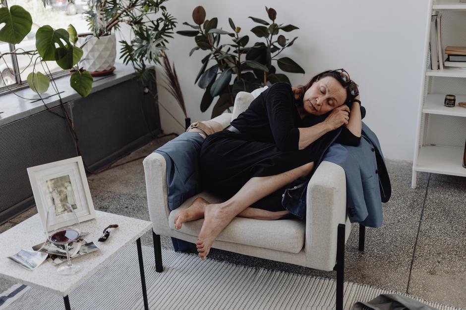 umorna žena spava | Author: Pexels