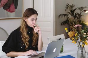 žena radi računalo stol