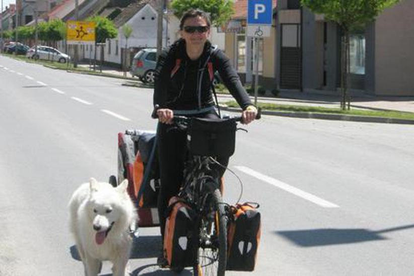 S biciklom i psom oko svijeta