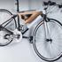 Video: Drveni, ručno izrađeni stalak za bicikl koji je moderan i praktičan