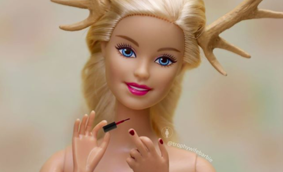 Barbie kakvu još nisi vidjela: puši marihuanu, ima mjesečnicu i ne nosi grudnjak