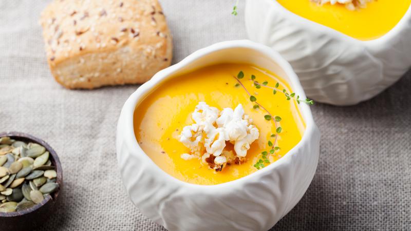 Juha od bundeve s kokicama