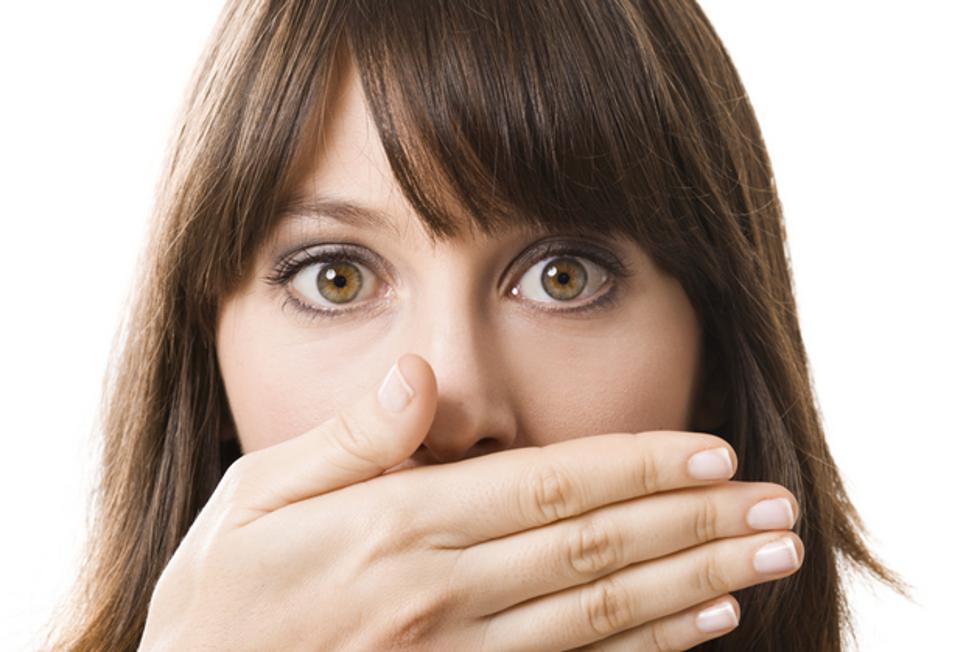 Što ti tijelo želi poručiti, ako kašlješ, a nisi prehlađena i imaš loš zadah