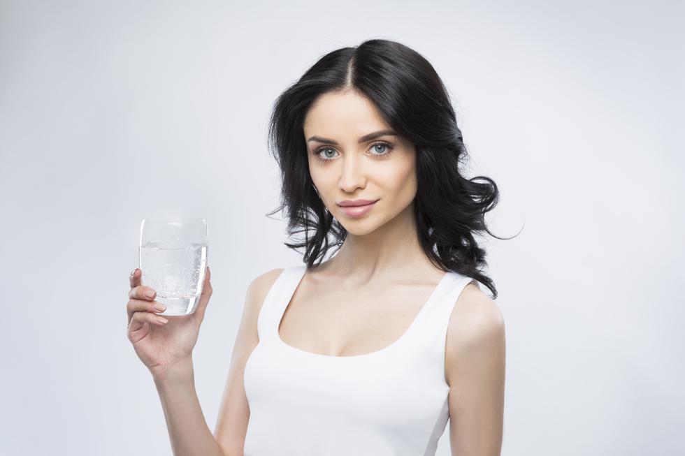 Eksperiment: Kako pijenje tri litre vode tijekom mjesec dana može transformirati lice