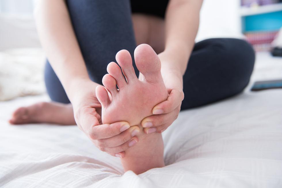 Ravna stopala mogu ti se činiti kao bezazlena zdravstvena smetnja, ali zapravo mogu uzrokovati ozbiljne probleme
