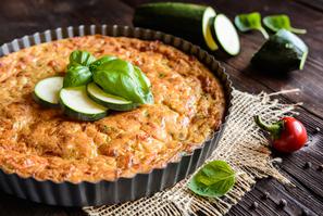 Ljetna pita od tikvica s ljutikom, mozzarelom i parmezanom