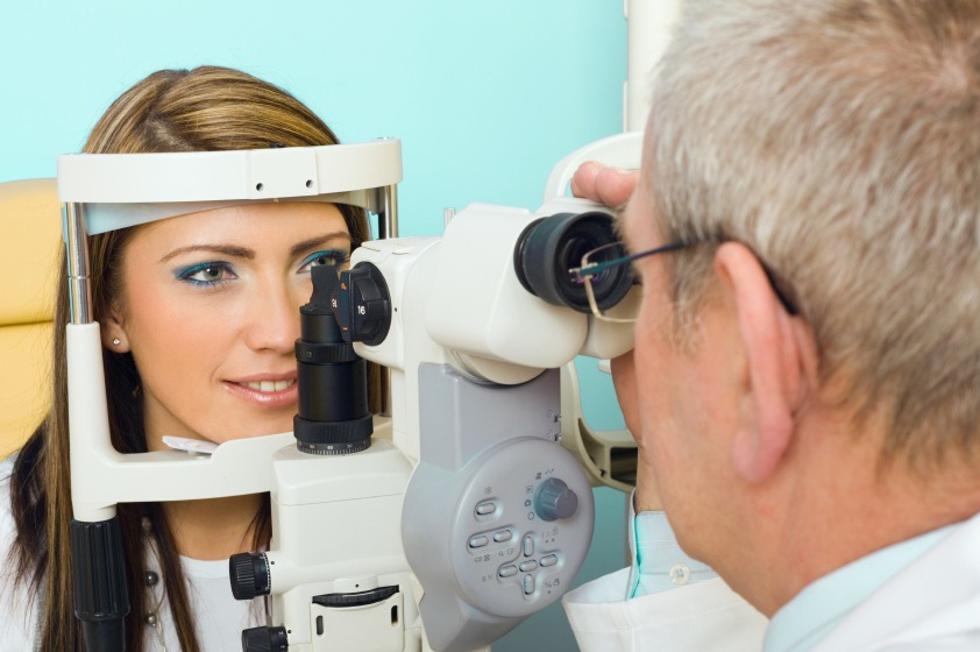Djelatnici optika ne bi smjeli vršiti stručni pregled vida