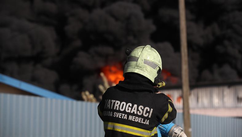 Sveta Nedelja: Požar u skladištu guma, hitne službe su na terenu