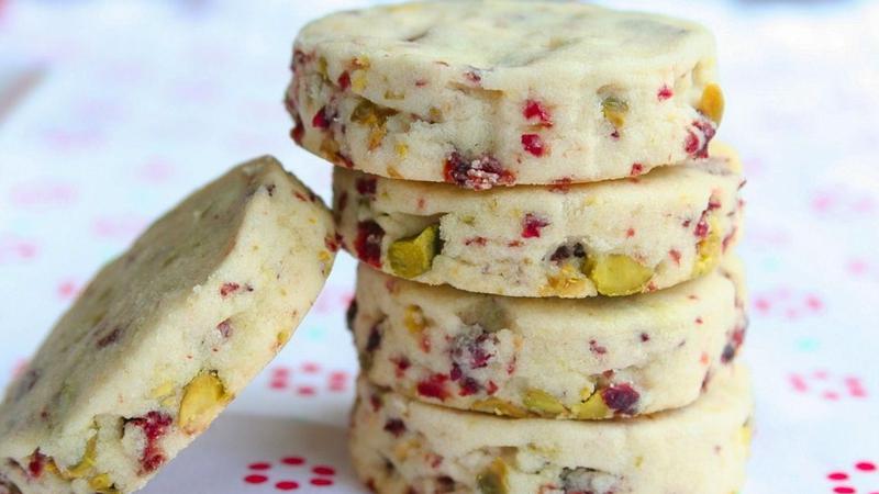 Kola&ccaron;i&cacute;i od prhkog tijesta sa suhim brusnicama i pistacijom