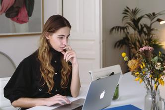 žena radi računalo stol