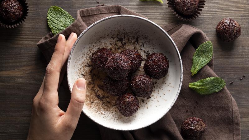 Zdrave energetske kuglice s kokosom, bademima i tamnom čokoladom