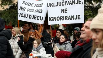 Zagreb: Prosvjed na Markovom trgu Udruge obitelji djece s teškoćama u razvoju "Sjena"