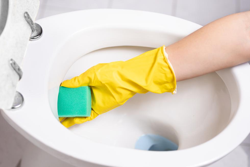 Kako ukloniti tvrdokorne mrlje od vode iz WC školjke?