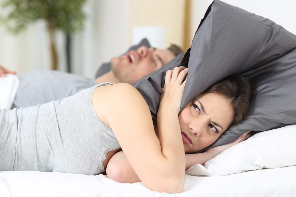 4 praktična savjeta za žene koje spavaju pored partnera koji hrče