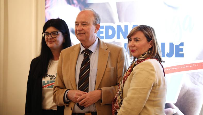 Zagreb: Konferencija za medije "Jedna briga manje" na kojoj su se okupili stručnjaci iz područja liječenja HPV-a i raka vrata maternice