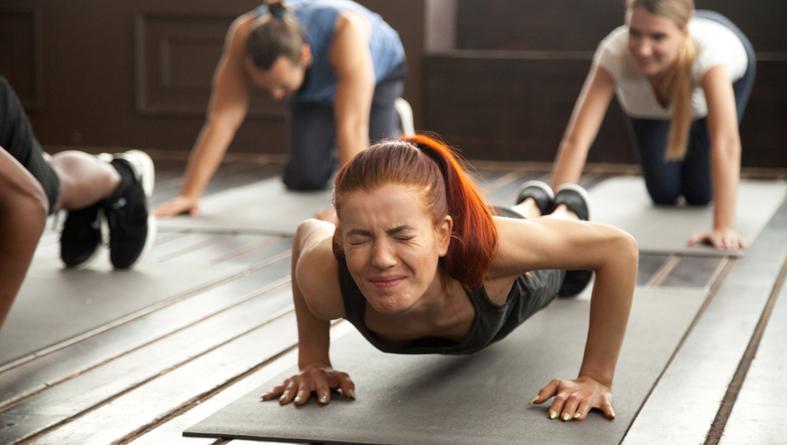 Young,Fit,Sporty,Woman,With,Painful,Face,Expression,Doing,Hard
