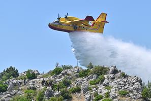 Makarska: Buknuo požar na Velikom Brdu