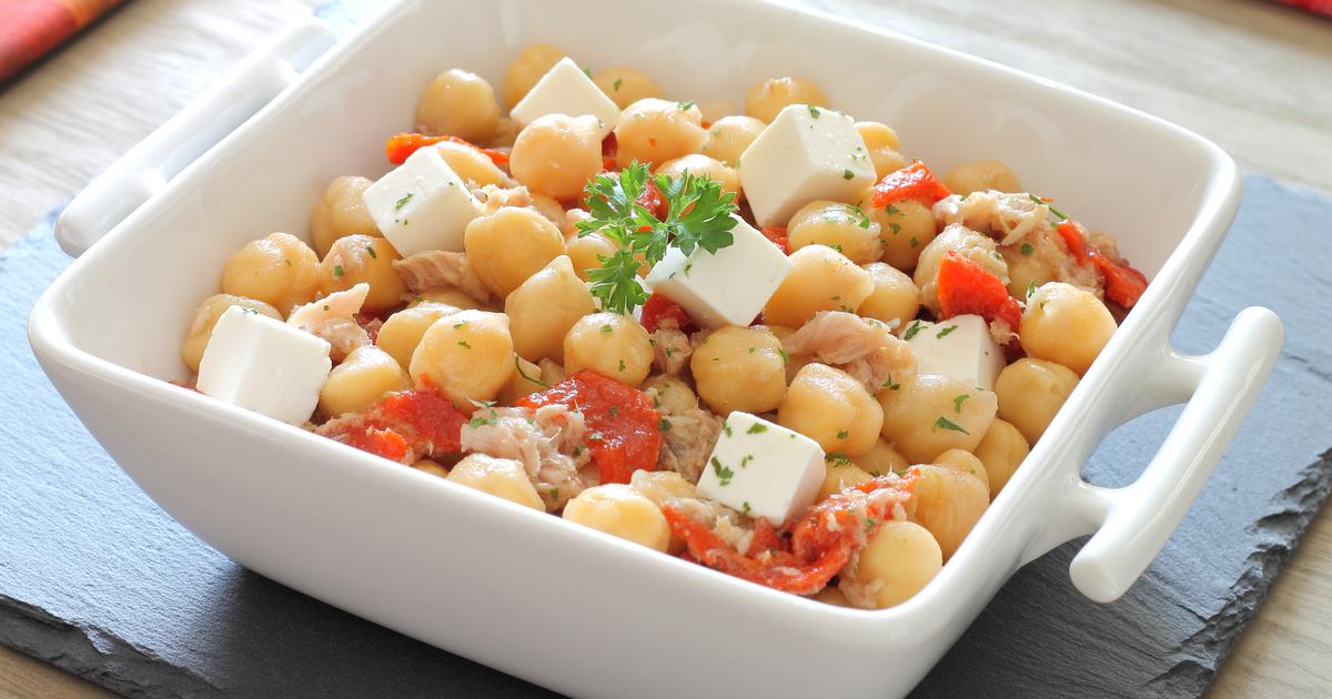 Zapečeni slanutak s feta sirom, obilje proteina, a mesa nema na tanjuru