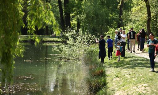Zagreb: Brojni građani iskoristili sunčanu nedjelju za šetnju Maksimirom