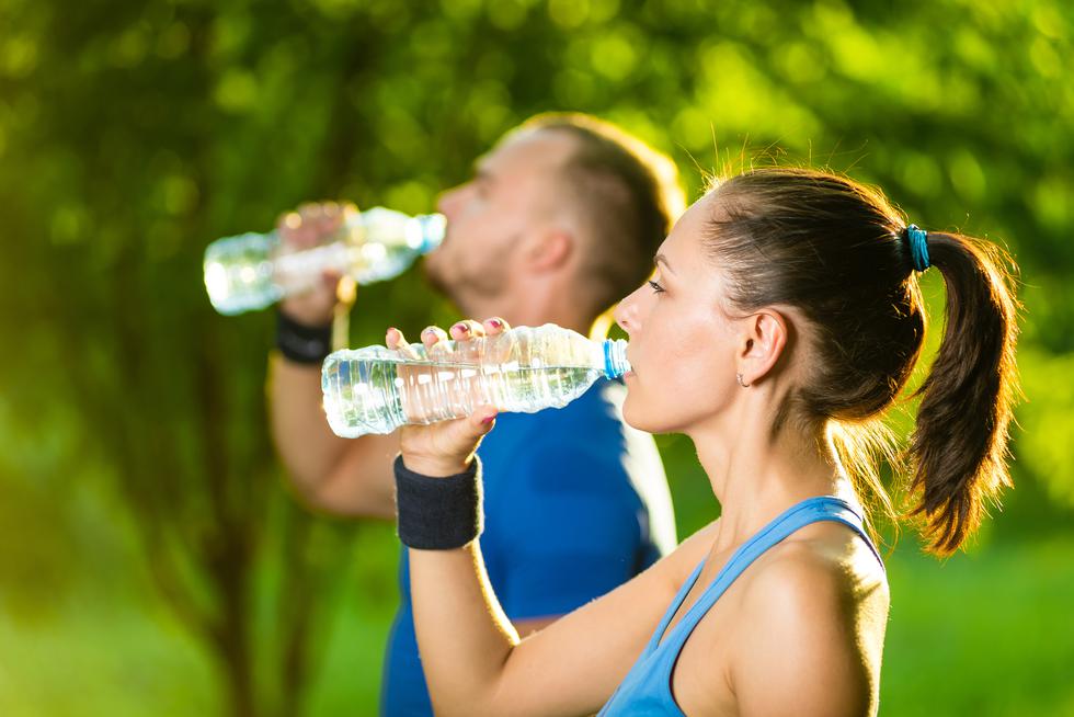Pet situacija u kojima trebaš prestati piti toliko vode