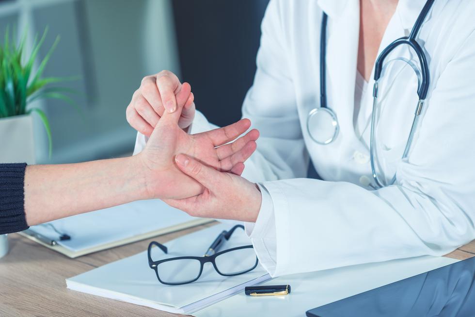 Bolovi u rukama i prstima, psihosomatski pristup: Artritis se povezuje s kritiziranjem