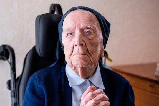 Cijepila se najstarija žena na svijetu, ima čak 124 godine
