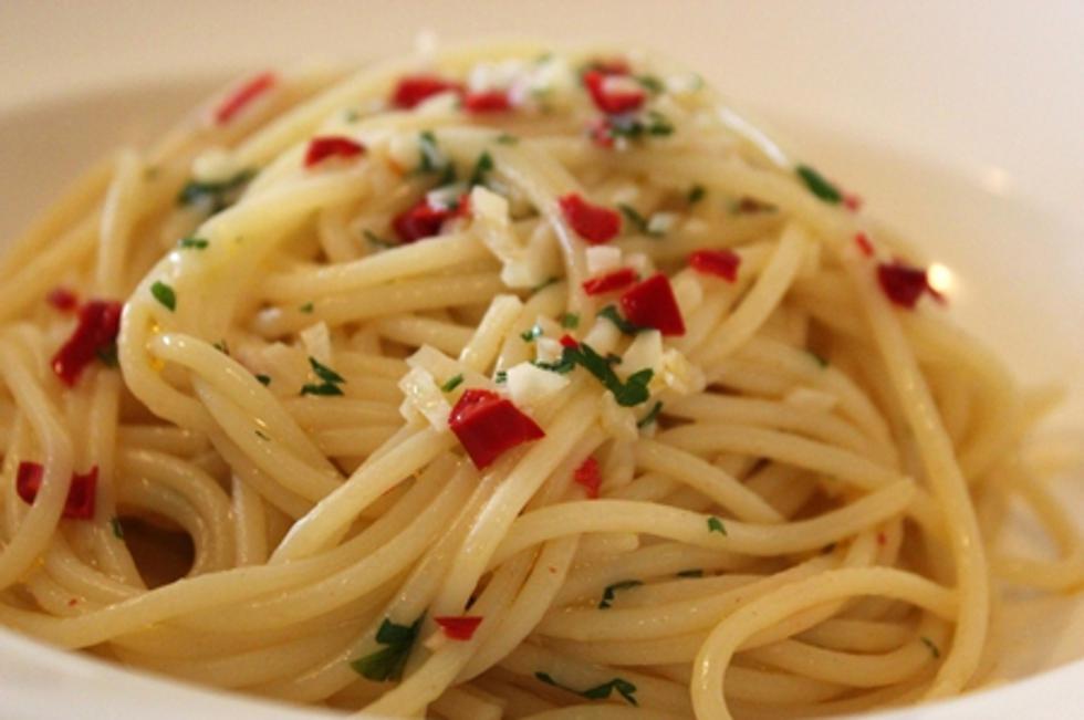 Špageti s češnjakom i čili papričicama