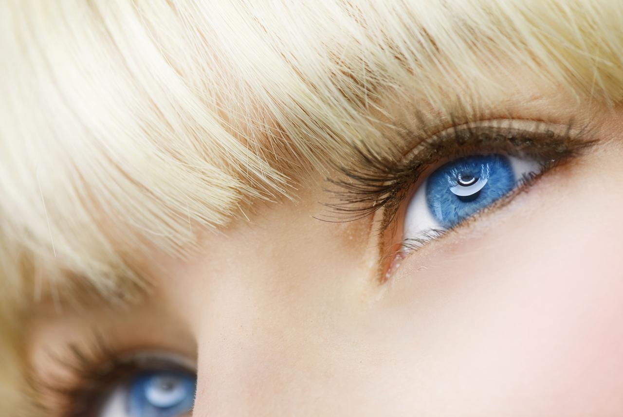 Seksi brineta sa plavim očima