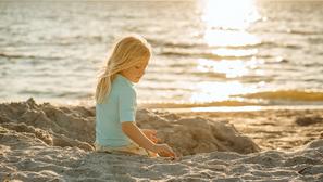 djevojčica pijesak more