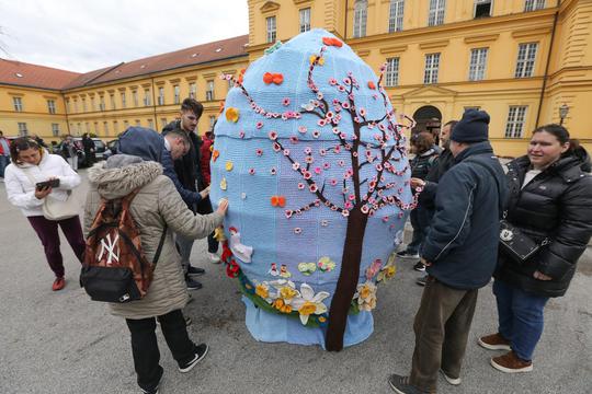 Zagreb: Ispred Klinike Vrapče postavljena velika pletena pisanica