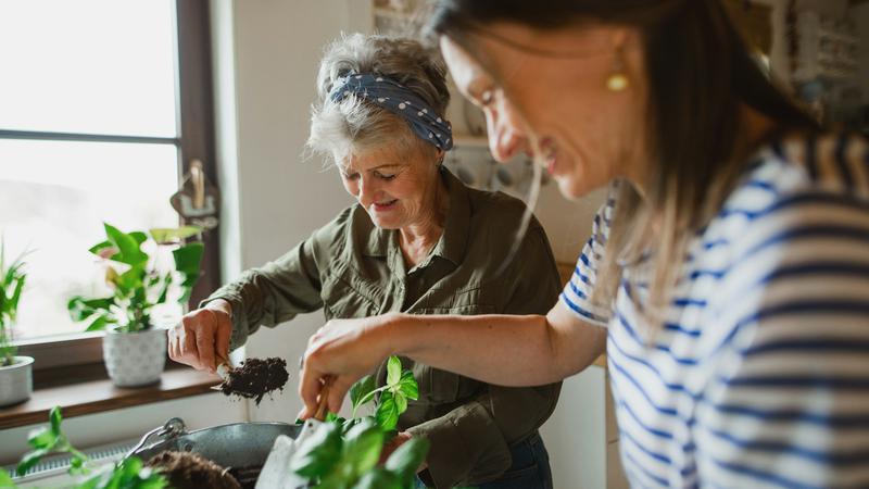 6 razloga za&scaron;to je dobro imati i starije i mla&dstrok;e prijatelje