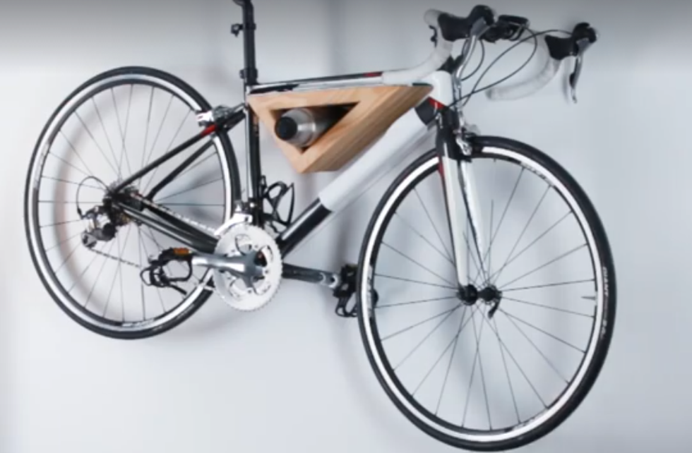 Video: Drveni, ručno izrađeni stalak za bicikl koji je moderan i praktičan