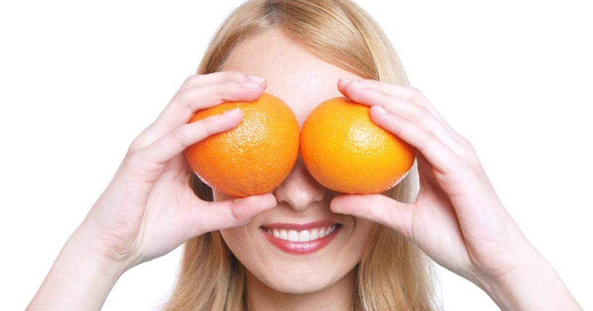 She likes oranges. Девушка с апельсином на белом фоне. Фото с апельсинами девушки. Девушка с апельсинами и лежит на апельсинах. Мужик с двумя апельсинами.