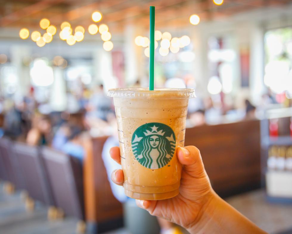 Starbucks odbacuje svoje poznate zelene plastične slamke