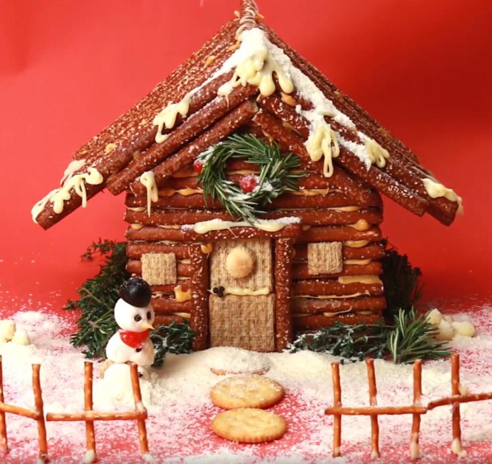 Napravi sama: Božićna kućica od sira, slanih štapića i krekera