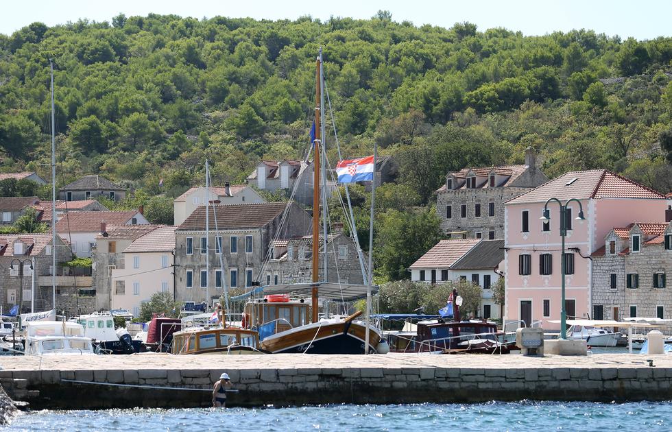 Otok Zlarin postaje prvi hrvatski otok bez jednokratne plastike
