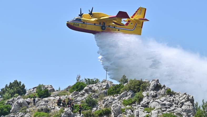 Makarska: Buknuo požar na Velikom Brdu