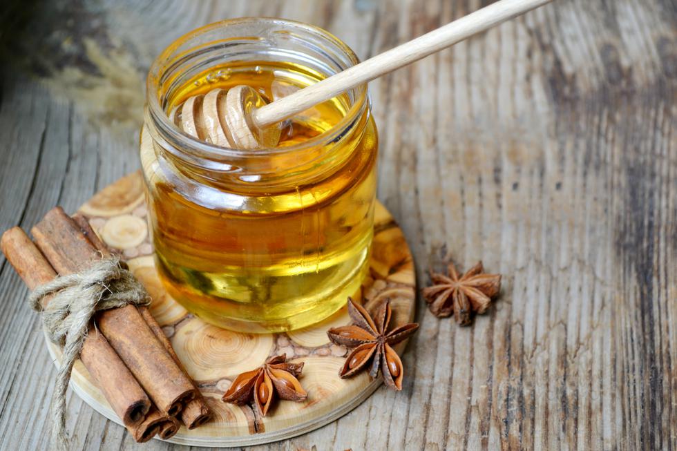 Posvijetli kosu na prirodan način uz pomoć maslinova ulja, cimeta i meda!